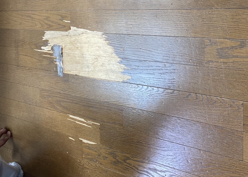 施工前：キャスターで凹んだフローリングの傷